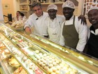 Haitianos conseguem emprego em confeitaria de chef francês nos Jardins 