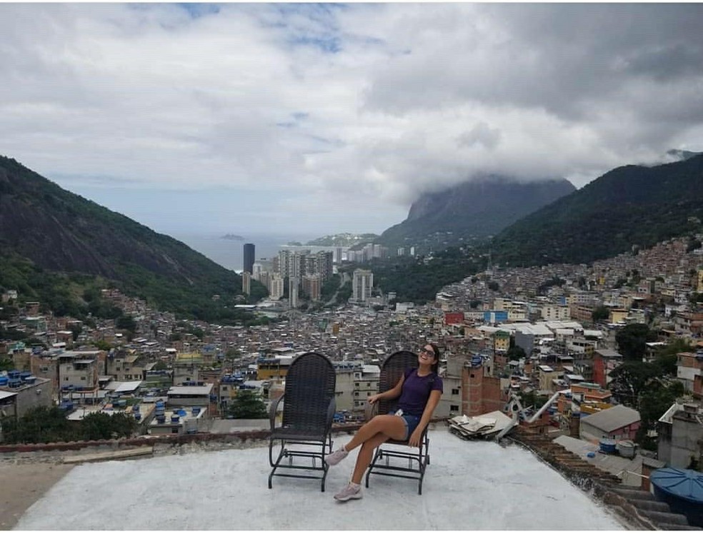 A guia de turismo Vanessa Vieira na Rocinha, no Rio de Janeiro: ela leva turistas para um tour pelas vielas da favela — Foto: Acervo pessoal