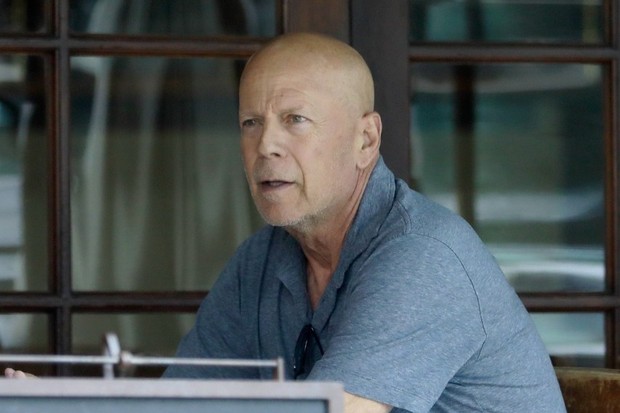 O ator Bruce Willis atualmente com 67 anos foi diagnosticado com