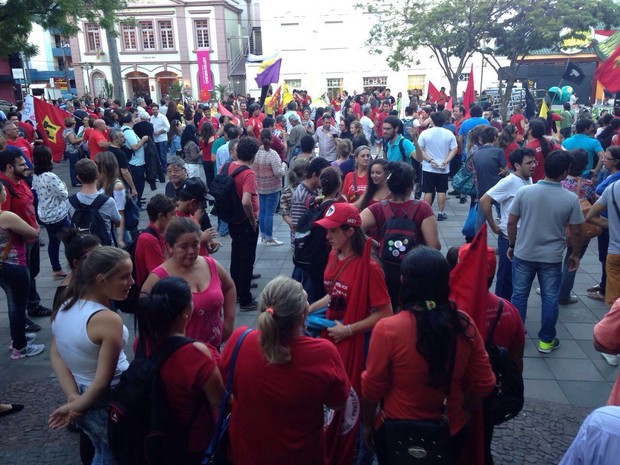 protesto, Santa Maria, Dilma, RS (Foto: Vanessa Backes/RBS TV)