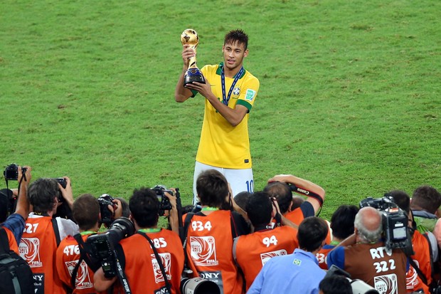Neymar com taça da Copa das Confederações (Foto: Getty Images)