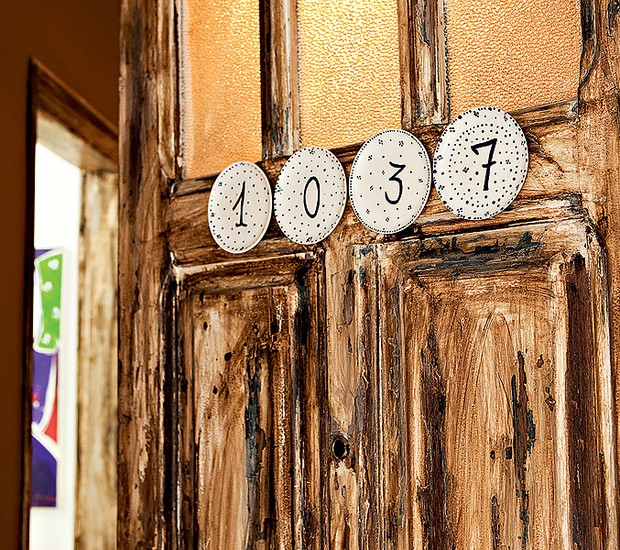 Os pratos de cerâmica pintados pela dupla Cris Conde e Beto Figueira, da Katz Design, mostram o número da casa na porta e são um convite a entrar. A tinta especial os protege da ação do tempo (Foto: Evelyn Müller/Casa e Jardim)