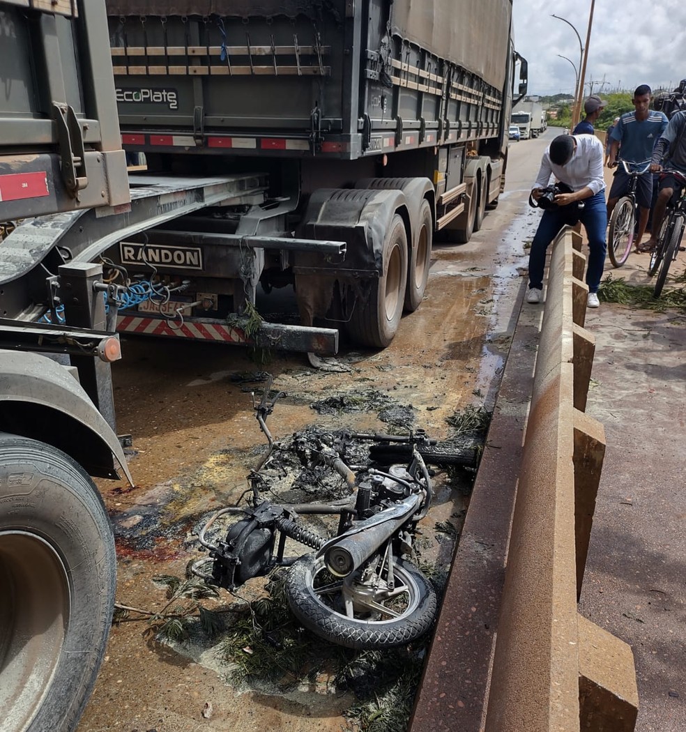 Após colisão, moto fica sob carreta e e pega fogo em ponte na Zona Sul de Teresina — Foto: Ravi Marques/TV Clube