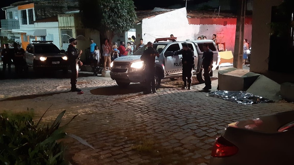 Homem foi morto a tiros no bairro Bom Pastor, em Natal, na noite desta quinta-feira, 1ª.  — Foto: Sérgio Henrique Santos / Intertv Cabugi