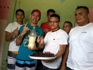 Leno Castro, que cumpre pena por roubo, segura bolo de aniaversário (Foto: Divulgação/)