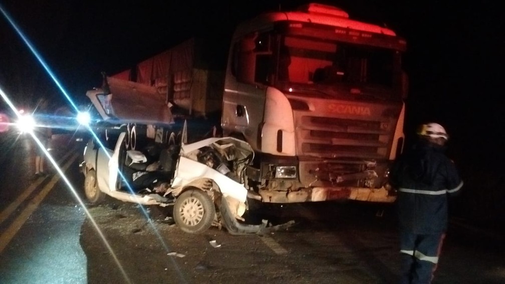 Carro quase entra embaixo de caminhÃ£o em batida na rodovia Raposo Tavares, em Itapetininga (Foto: Arquivo Pessoal)