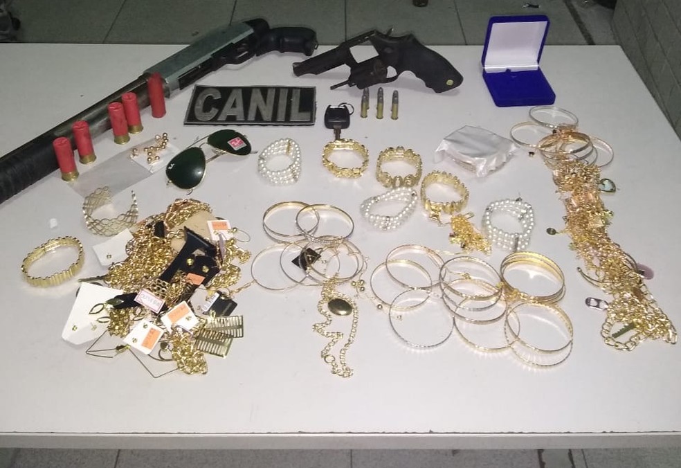 Material encontrado e apreendido pela polícia após perseguição em Teresina — Foto: Divulgação/PM