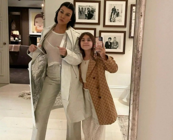 Kourtney Kardashian com sua filha Penelope (Foto: Instagram)