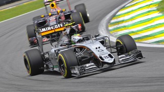 Sergio Pérez, da Force India, no segundo dia de treinos livre do GP do Brasil 2015