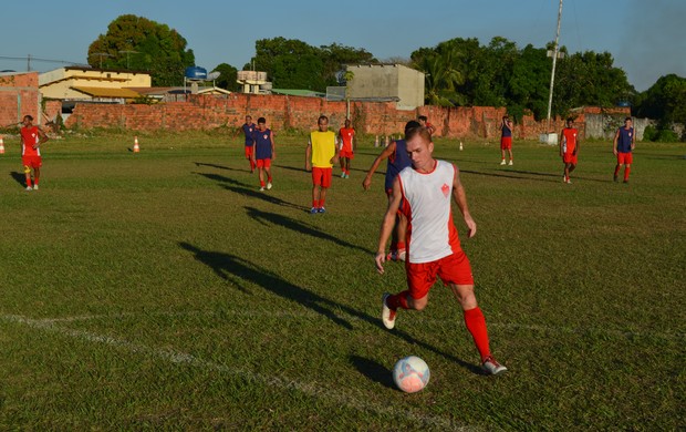 Lateral-esquerdo Ananias volta a treinar com bola no Rio Branco (Foto: Wescley Camelo)