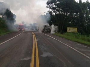 Ônibus pegou fogo no km 290 da BR-386 nesta sexta-feira (10) (Foto: PRF/Divulgação)