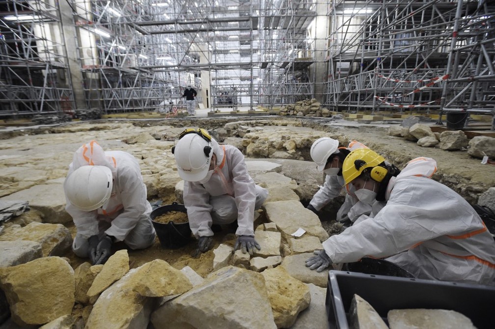 Arqueólogos trabalham na Notre-Dame — Foto: Julien de Rosa/AFP