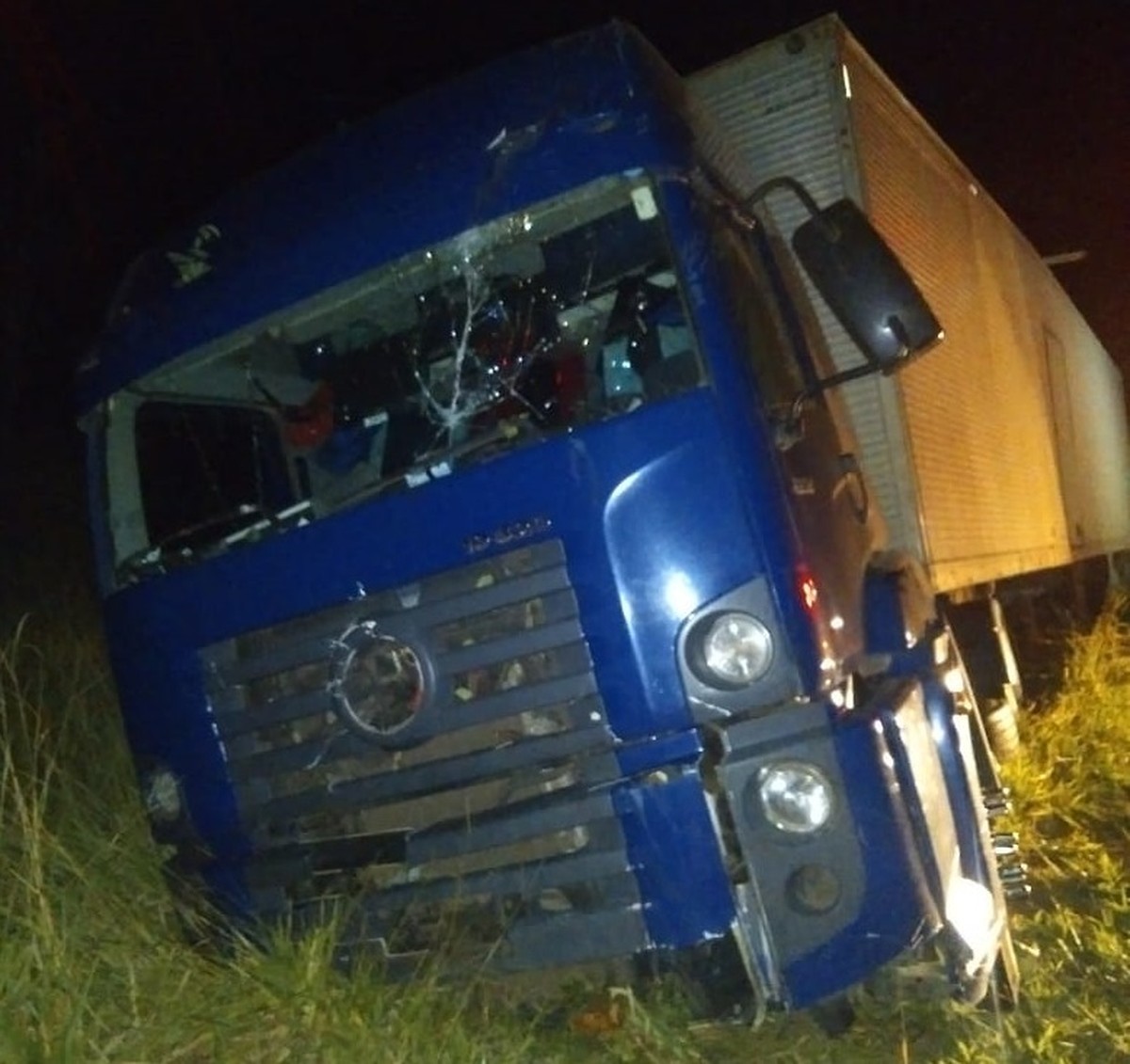 Caminhoneiro relata medo ao ficar três dias 'preso' em rodovia após acidente: 'Mal consegui dormir'