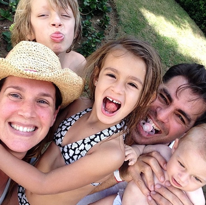 Vanessa Lóes se diverte com o marido, Thiago Lacerda, e os três filhos (Foto: Arquivo Pessoal)