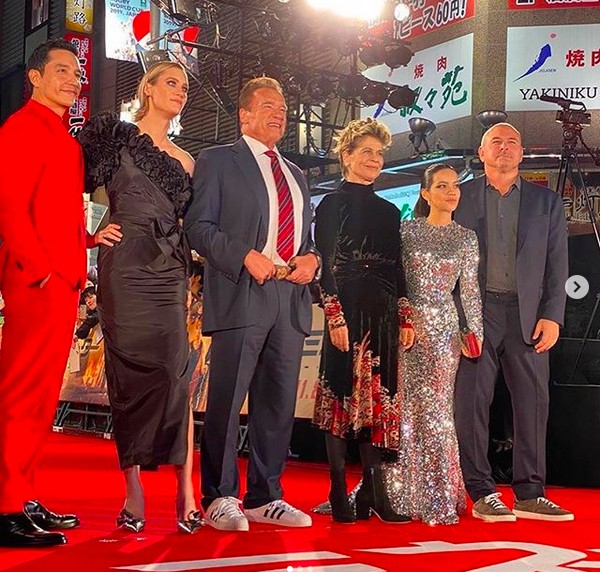 Arnold Schwarzenegger e o diretor Tim Miller com o elenco de O Exterminador do Futuro: Destino Sombrio (2019) no lançamento do filme (Foto: Instagram)