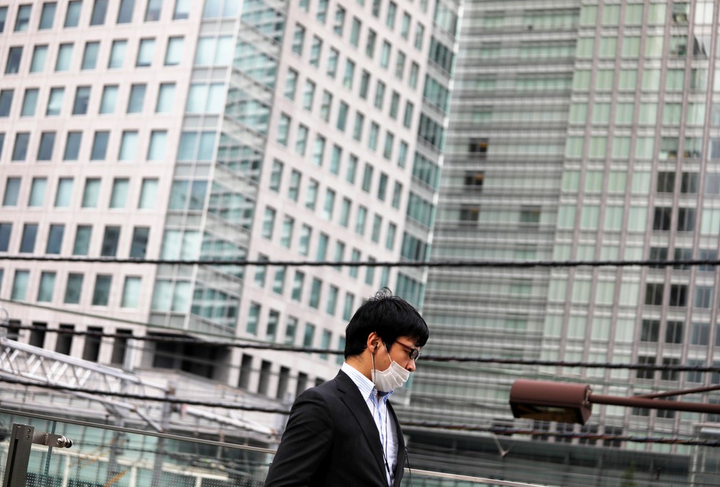 Homem usa máscara de proteção contra o coronavírus em Tóquio em 30 de julho de 2021 — Foto: Issei Kato/Reuters