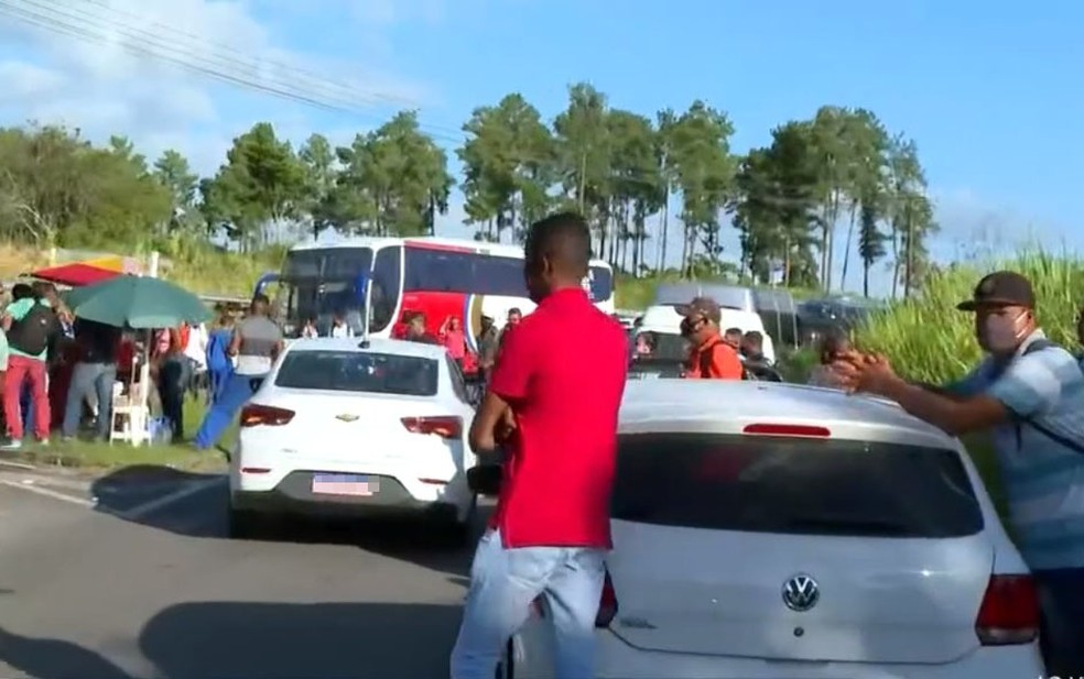 Petroleiros protestam contra venda da Refinaria Landulpho Alves na Bahia — Foto: Reprodução/TV Bahia