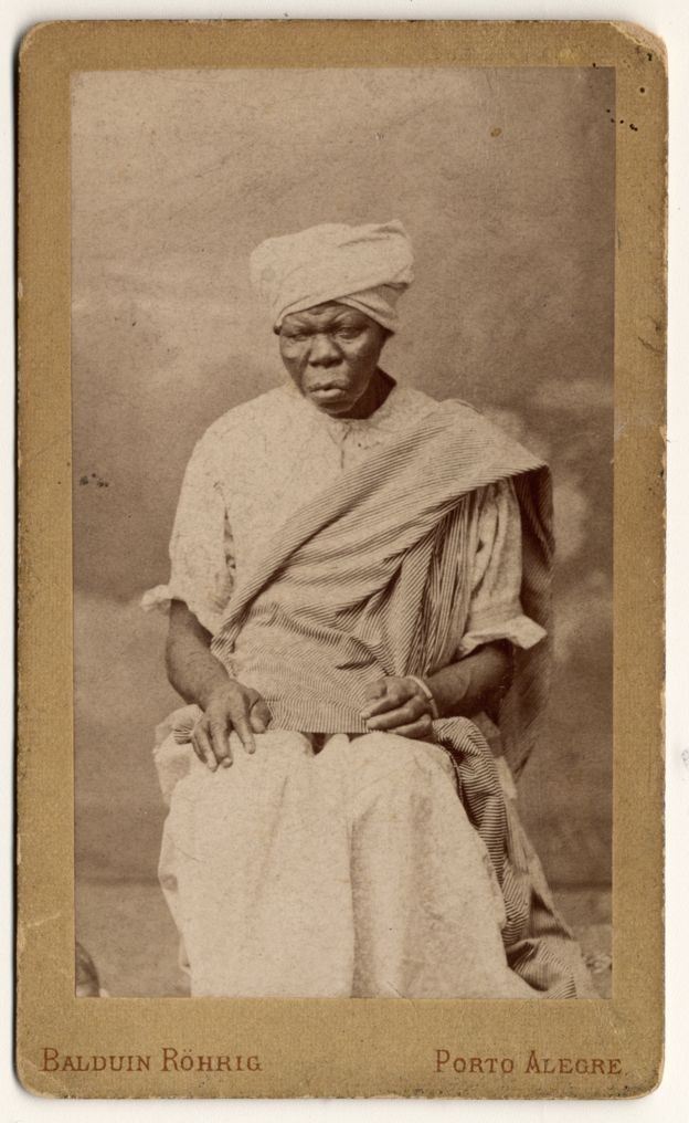 Mulher identificada como escrava de Martin Gestum, em 1880, em Porto Alegre (Foto: ACERVO DO MUSEU DE PORTO ALEGRE JOAQUIM FELIZARDO/BBC)