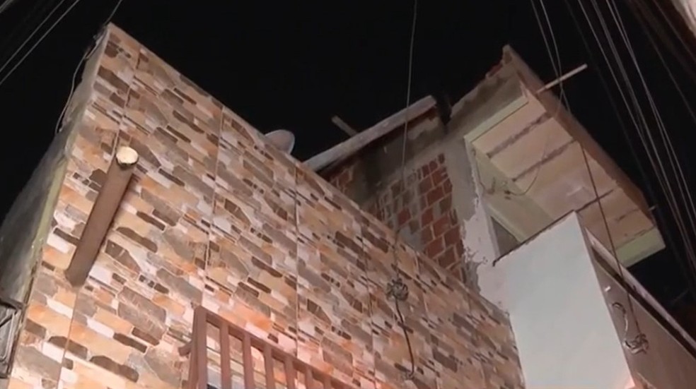Homem morre após cair do telhado de uma casa no sul da Bahia — Foto: Reprodução/TV Santa Cruz
