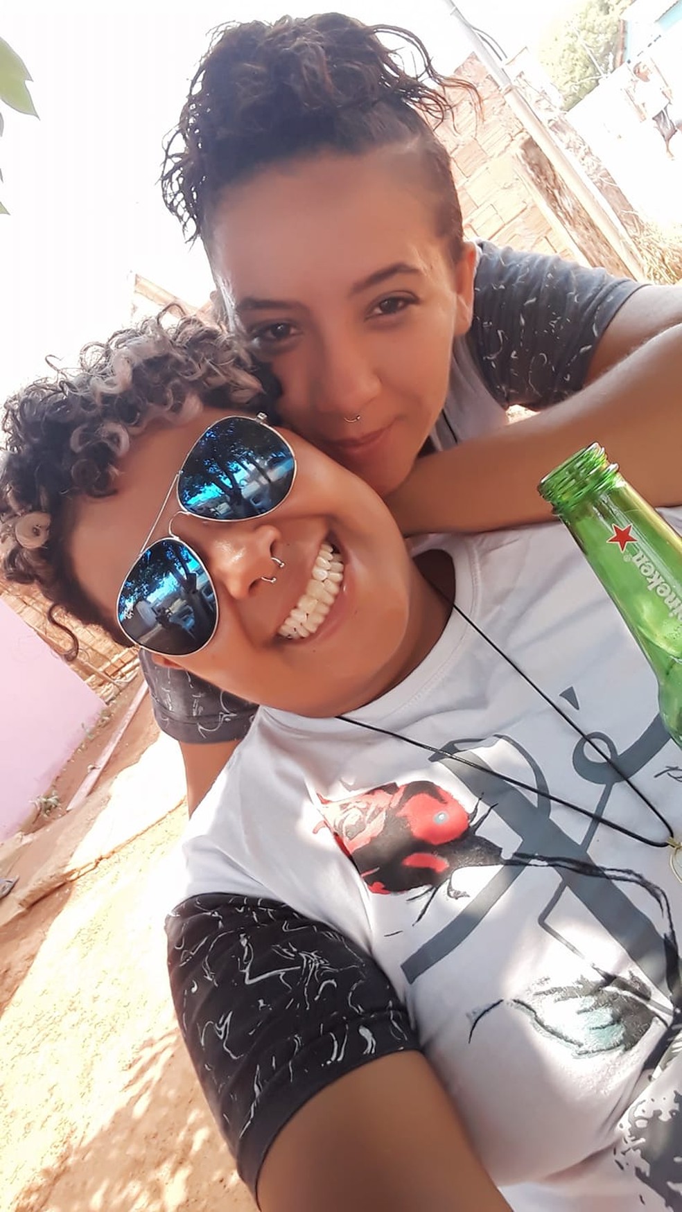 Michelle da Costa Lara, de 32 anos, (de óculos), é suspeita de matar Elizama Cristina Moreira, de 25 anos,  — Foto: Facebook