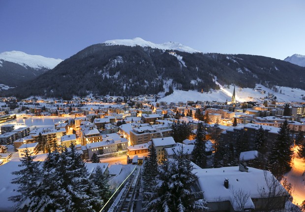 Neve cobre prédios em Davos, na Suíça (Foto: Getty Images)