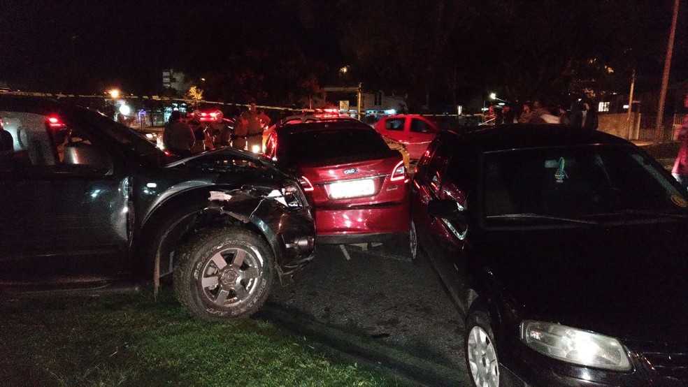PerseguiÃ§Ã£o termina com ladrÃ£o morto e seis veÃ­culos batidos em Curitiba (Foto: Tony Matoso/RPC)