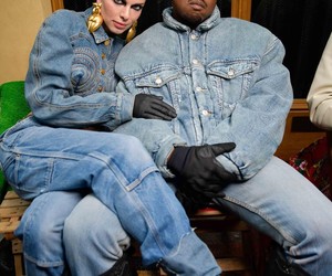 Kanye West (que agora se chama Ye) e Julia Fox fazem sua estreia em red carpet