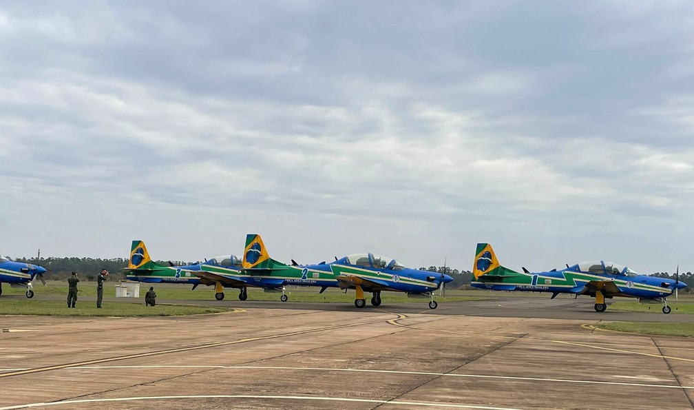 Esquadrilha da Fumaça se apresenta no Domingo Aéreo, em Pirassununga — Foto: Ana Marin/g1