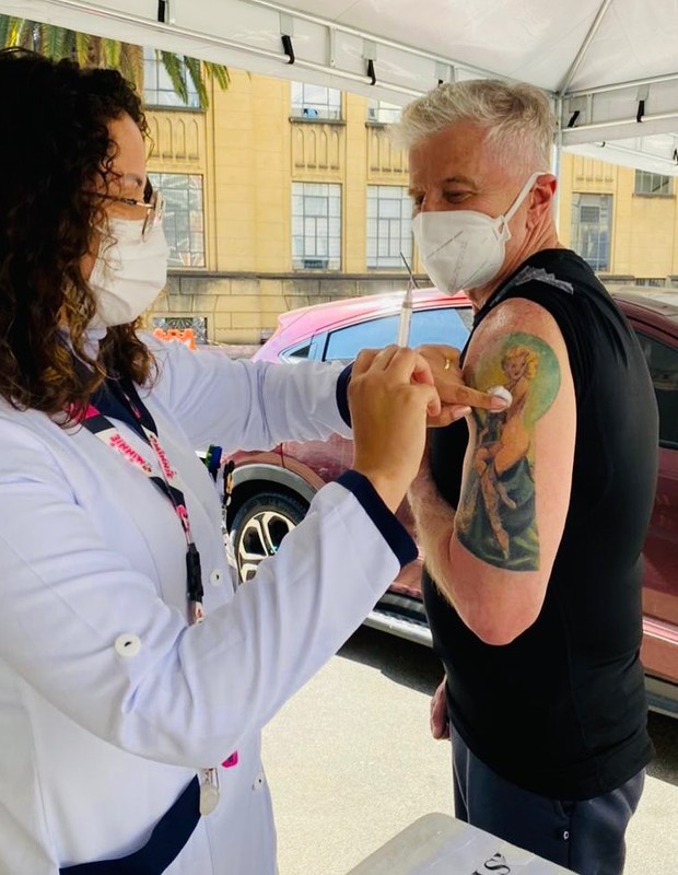 Miguel Falabella toma segunda dose de vacina contra Covid-19 (Foto: Reprodução/Instagram)