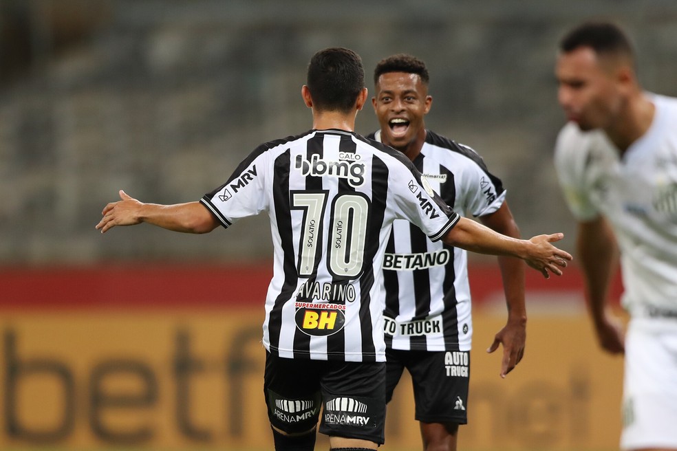 Savarino e Keno celebram gol em Atlético 2x0 Santos — Foto: Pedro Souza/Atlético-MG 
