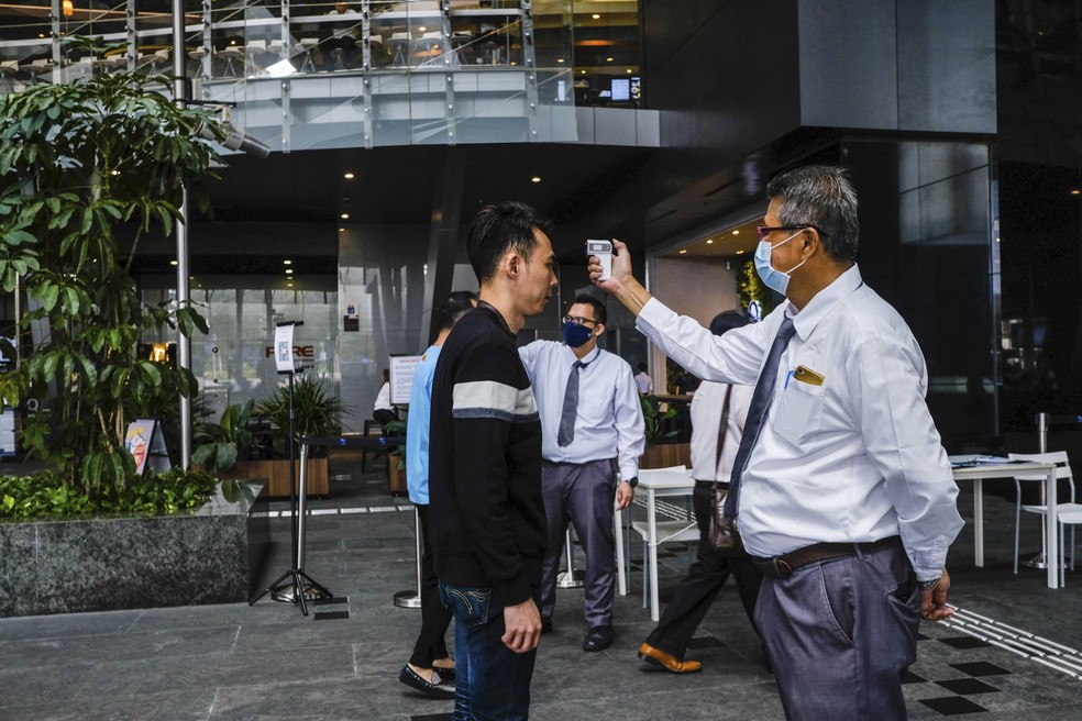 Medição de temperatura para prevenção contra o coronavírus em Singapura — Foto: Ee Ming Toh/AP