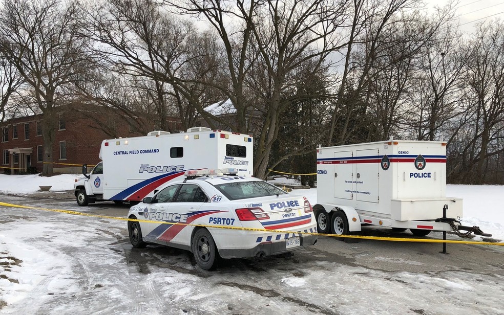 Viaturas são vistas do lado de fora de propriedade ligada a Bruce McArthur, onde foram encontrados restos humanos, em Toronto, no Canadá   (Foto: AP Photo/Rob Gilles)