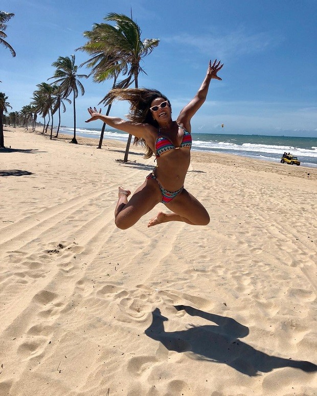 Viviane Araújo em seu habitat natural: a praia (Foto: Reprodução/ Instagram)