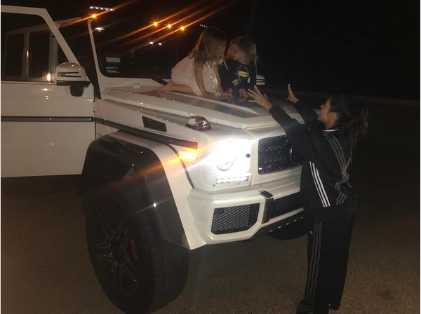 Dois filhos da celebridade Kourtney Kardashian no capô do veículo (Foto: Instagram)