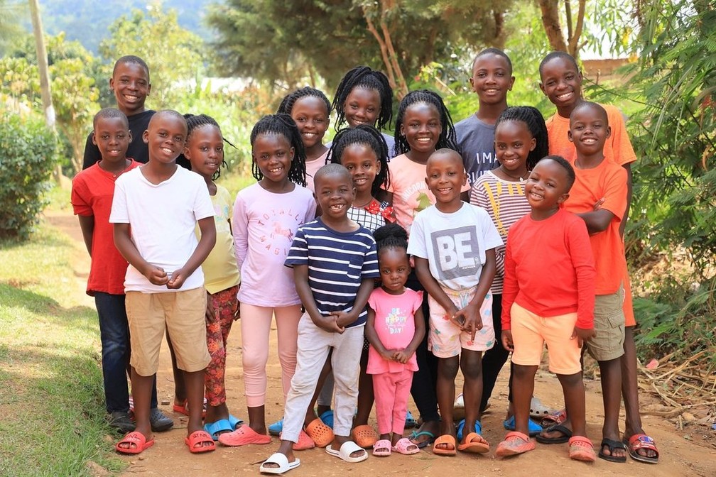 Crianças atendidas pela ONG Masaka Kids Africana — Foto: Reprodução/Instagram