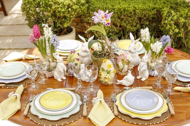Decoração de Páscoa: mesa posta para o almoço em tons delicados (Foto: Julio Acevedo)
