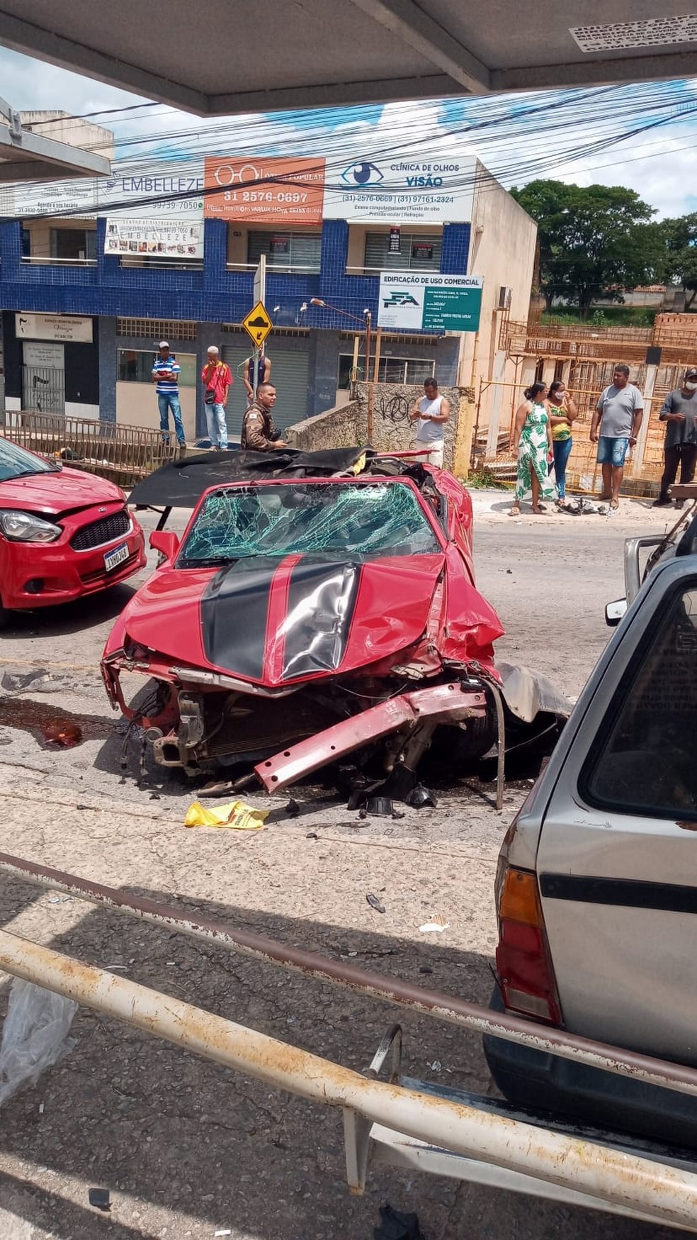 Acidente com camaro vermelho e outros três carros deixa feridos em avenida na Grande BH  — Foto: Polícia Militar