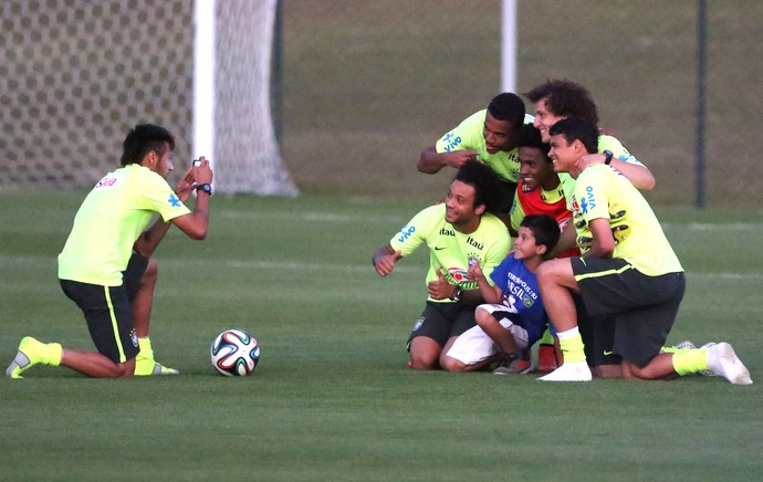 Crianças Treino Brasil Granja  (Foto: Mario Farache / Mowa Press)