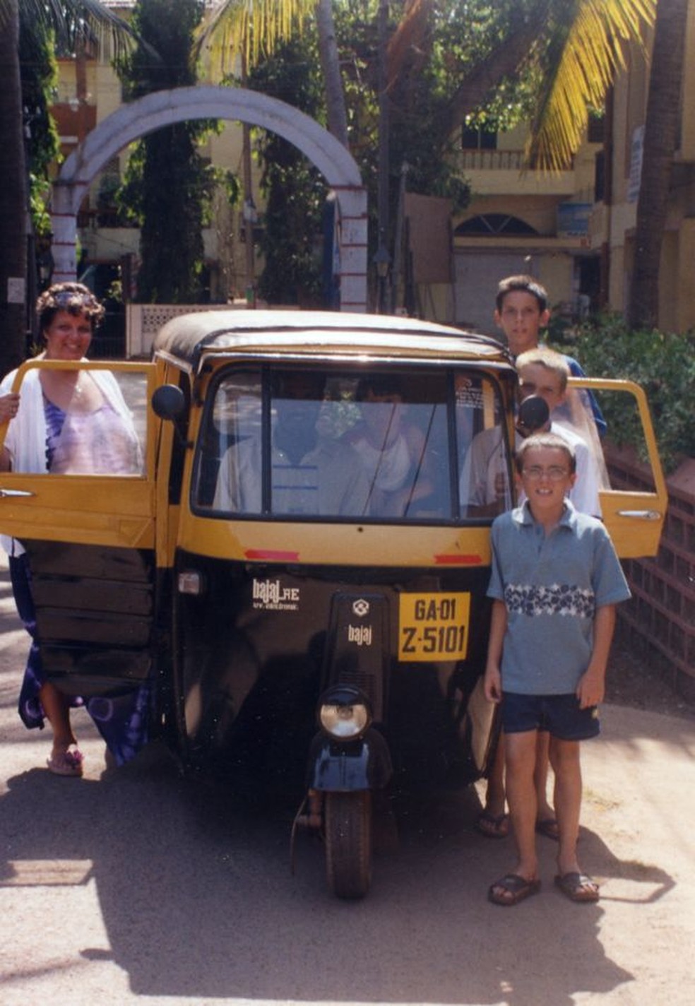Os irmÃ£os com a mÃ£e em Goa, estado indiano escolhido como principal base deles na viagem que durou pouco mais de quatro anos â€” Foto: Gandys London/Arquivo pessoal
