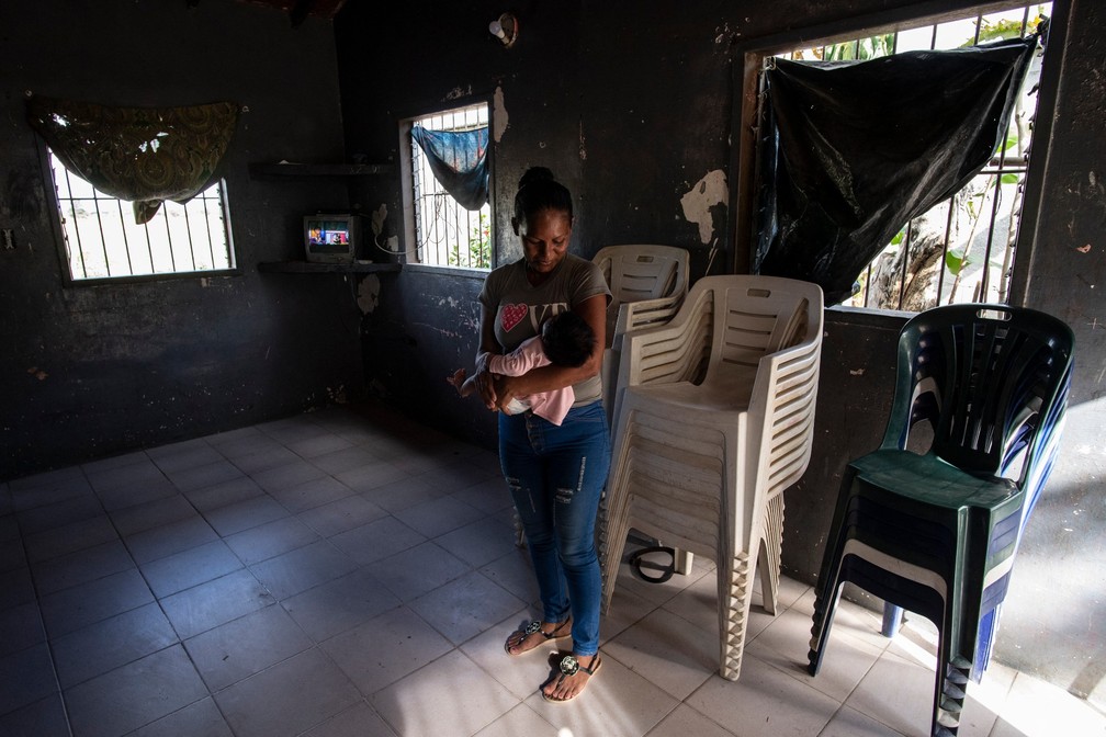 Denis Reanez, 36 anos, chora enquanto fala da morte da filha de 17 anos, Eliannys Martinez, durante entrevista em La Mision, no estado venezuelano de Portuguesa — Foto: Yuri Cortz/AFP