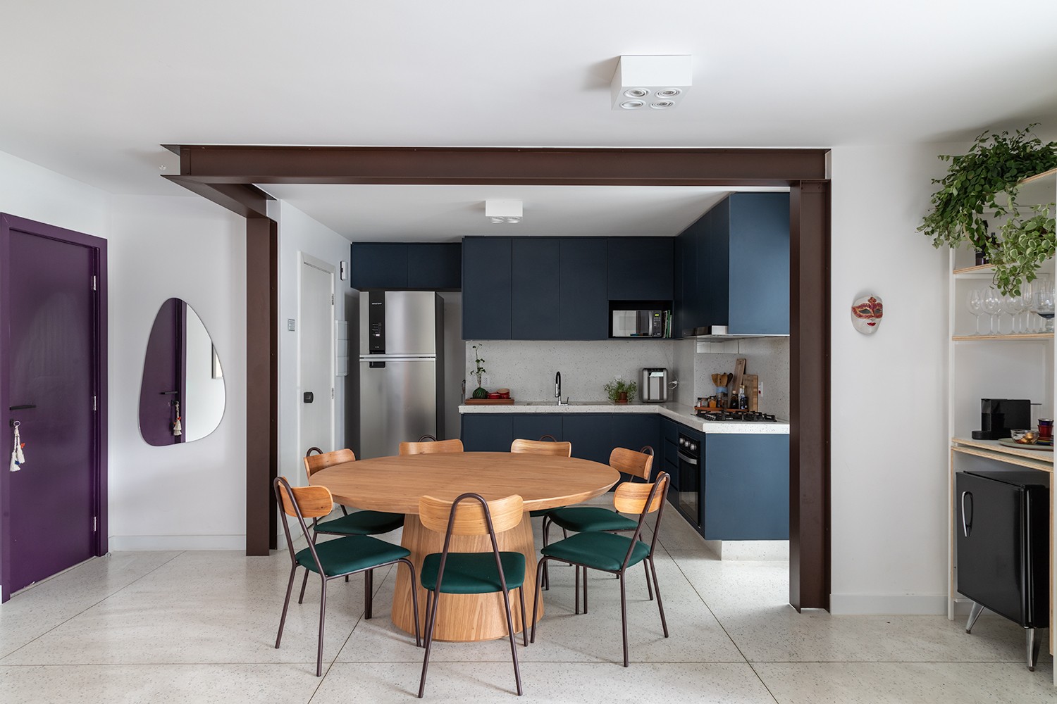INTEGRAÇÃO | Sala de jantar e cozinha foram integradas após a reforma. piso e bancada são da Granitorre e cadeiras do jantar de Fernando Jaeger (Foto: Evelyn Müller / Divulgação)