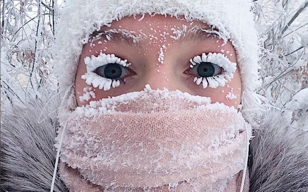 Anastasia Gruzdeva mostra os cílios congelados pelo frio de 50 graus negativos na região de Yakutia, na Rússia, em foto de domingo (14) (Foto: sakhalife.ru photo via AP)