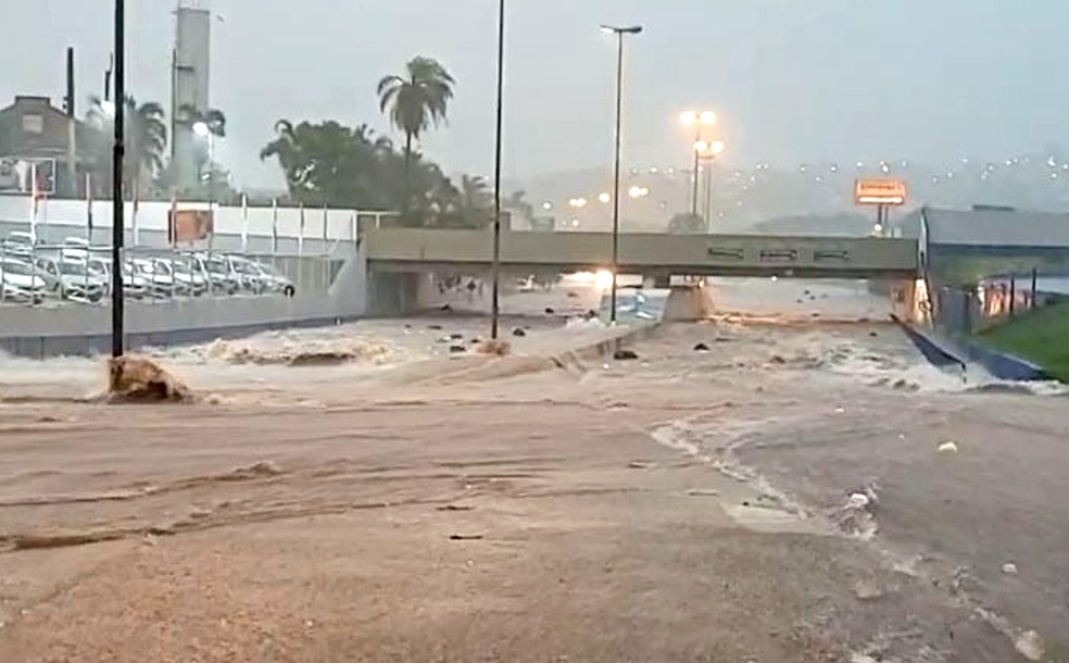 Temporal de menos de 1 hora causa estragos e deixa carro quase submerso em avenida de Bauru — Foto: Defesa Civil de Bauru/Divulgação