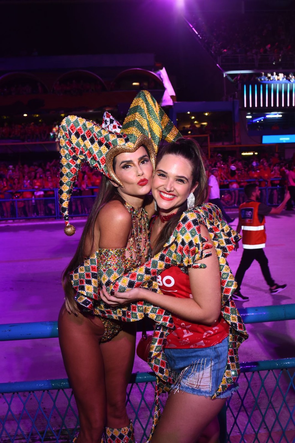 Deborah Secco e Juliana Paiva — Foto: Alê Virgílio/Ed.Globo