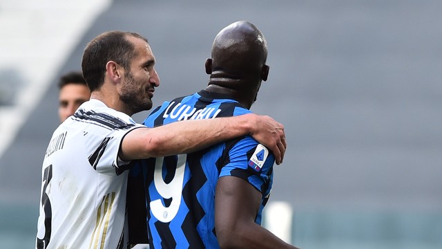 Chiellini abraça Lukaku no clássico