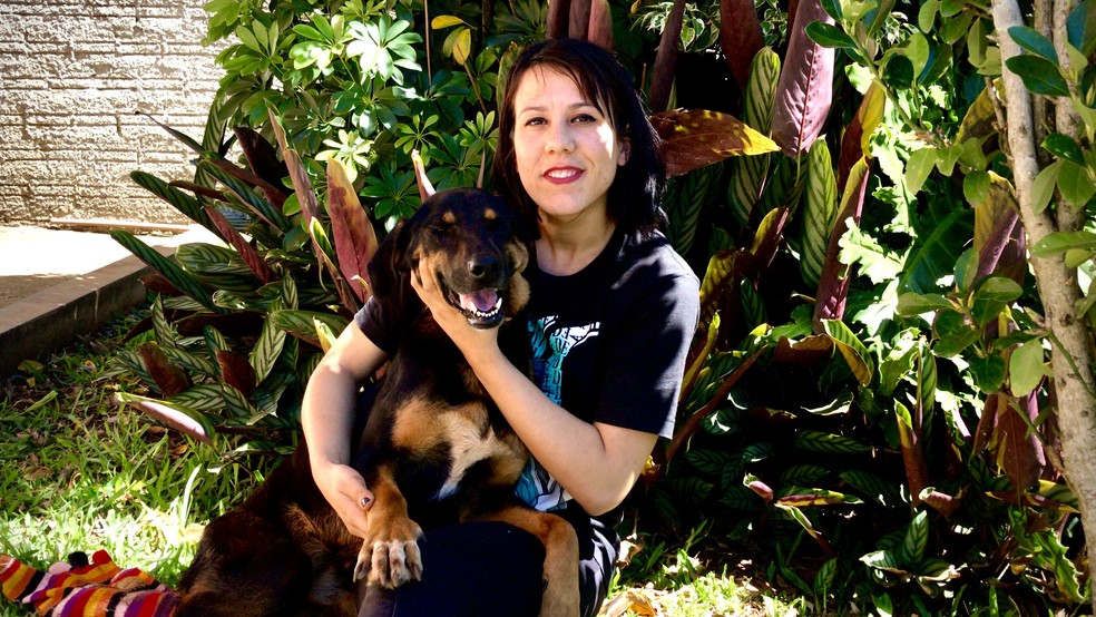 Ianara Hadassa com uma de suas cachorras resgatadas — Foto: Wesley Bischoff/G1 PR