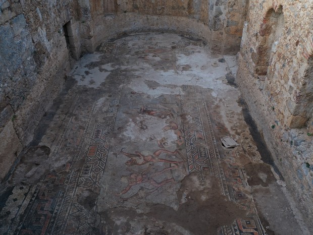 Edifício de banho onde está localizado o mosaico de Hércules  (Foto: @kazardb/Reprodução/Twitter)
