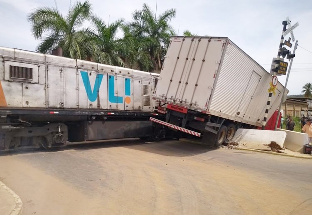 Caminhão é atingido por trem após motorista tentar atravessar linha férrea em Brumado — Foto: Bahia 10