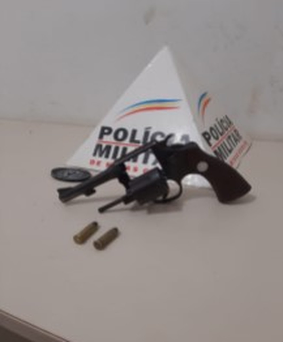 Polícia apreendeu um revólver calibre 38 — Foto: Polícia Militar/ Divulgação