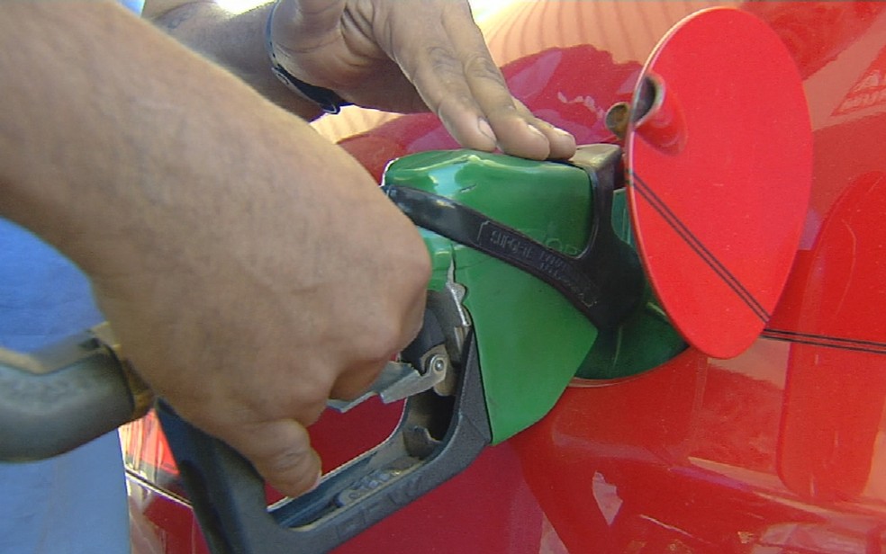 Carro sendo abastecido com combustivel; valor de imposto cobrado sofre queda em Goiás — Foto: Reprodução/TV Anhanguera